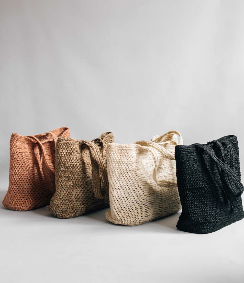 Crochet tote bags made from sustainable materials in Colombia. Sustainable corporate gifts for executive women. 