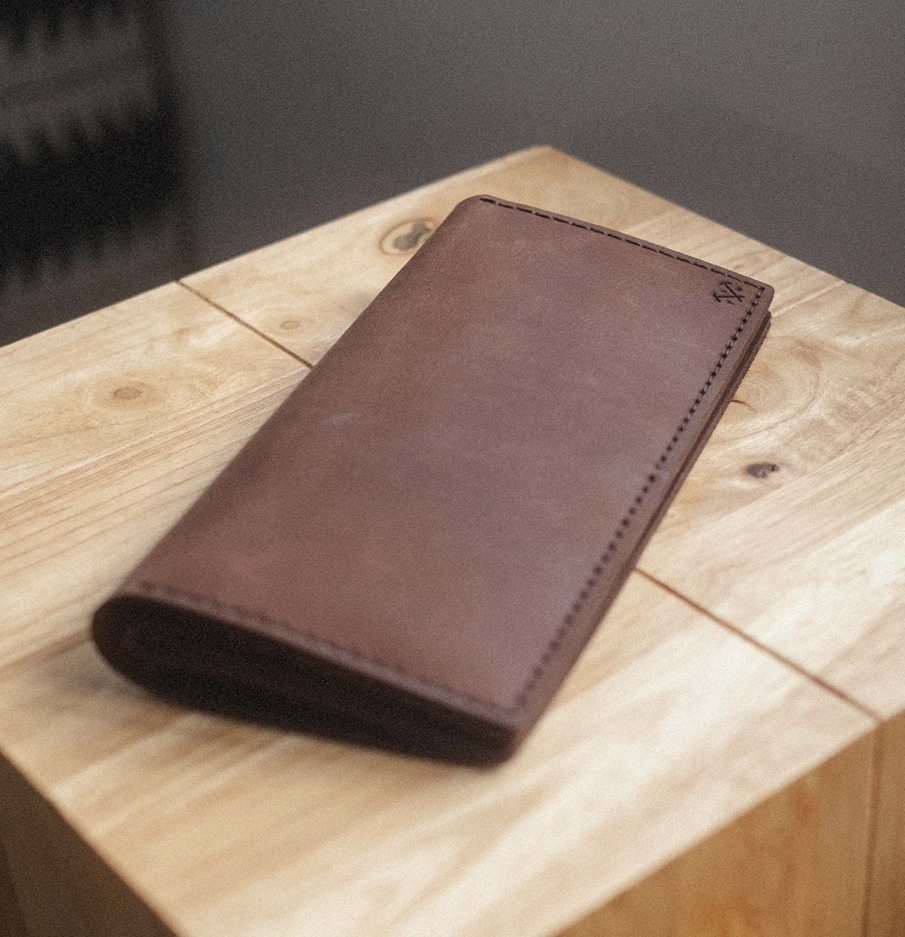 Vintage brown long wallet with compartments, ideal for branded gifts for clients with a social impact 