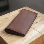 Vintage brown long wallet with compartments, ideal for branded gifts for clients with a social impact 